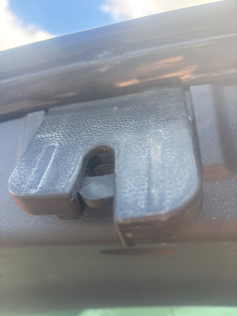[EPE-118105] Mecanismo de cierre portón trasero VW Golf IV / V 2003-2008 negro