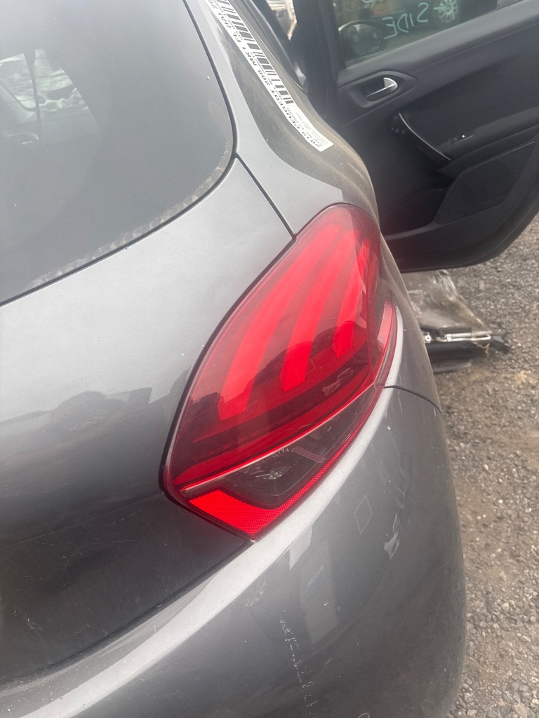 [EPE-118202] Piloto trasero derecho 2019 Peugeot 208 EVL platinum grey paint