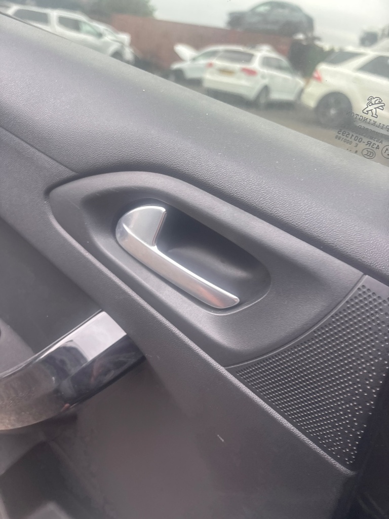 [EPE-118206] Tirador de puerta trasero interior izquierdo Peugeot 208 2019 EVL platinum grey