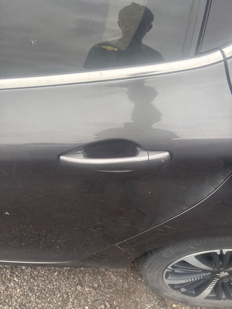 [EPE-118207] Tirador de puerta trasera exterior izquierdo 2019 Peugeot 208 EVL platinum grey
