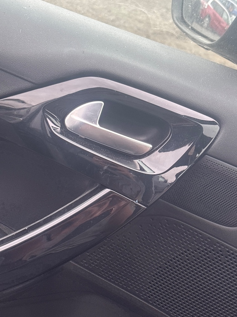 [EPE-118221] Tirador interior puerta delantera izquierda 2019 Peugeot 208 EVL platinum grey