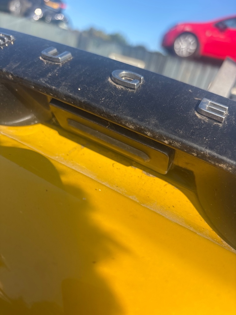 [EPE-118677] Tirador de apertura de portón trasero 2022 Peugeot 208 II P21E KLT faro yellow