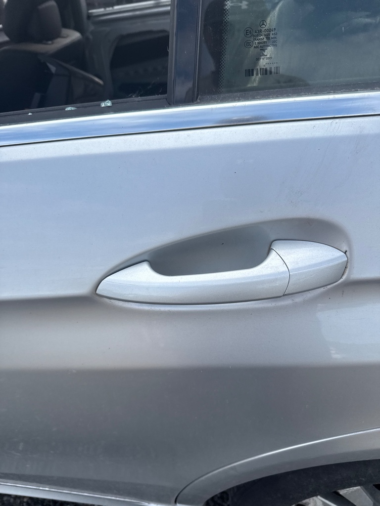 [EPE-118778] Tirador puerta trasera exterior izquierdo 2014 Mercedes-Benz E-Class 775 plateado