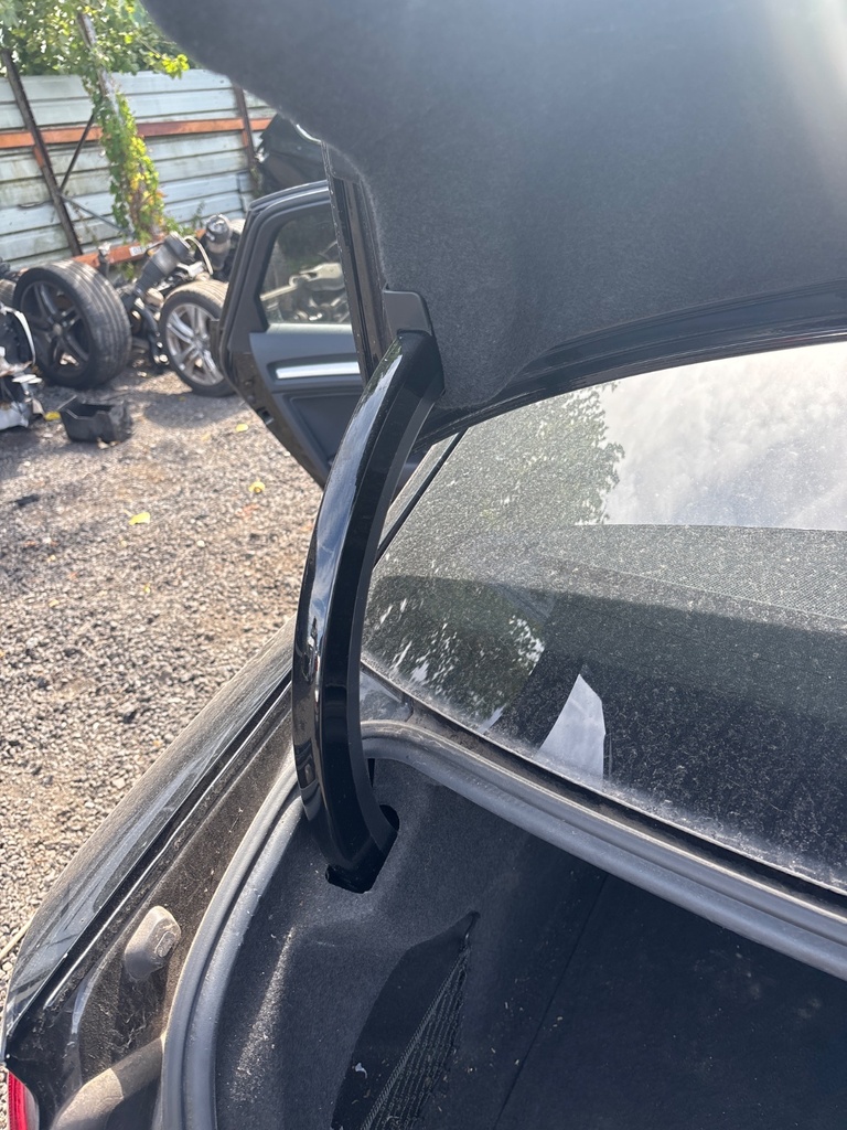 [EPE-120396] Amortiguador de portón trasero izquierdo 2018 Audi A3 0E / Y9T black