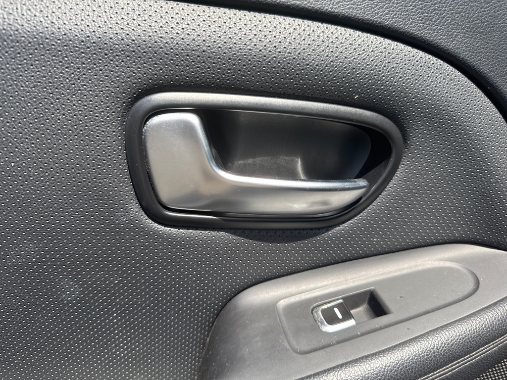 [EPE-105181] Tirador de puerta trasero interior izquierdo 2017 Kia Carens IV TITANIUM SILVER