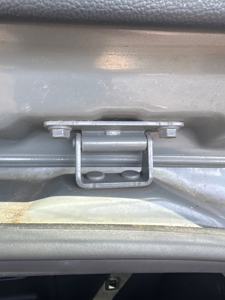 [EPE-105145] Bisagra portón trasero derecha Kia Carens IV 2017 Titanium Silver