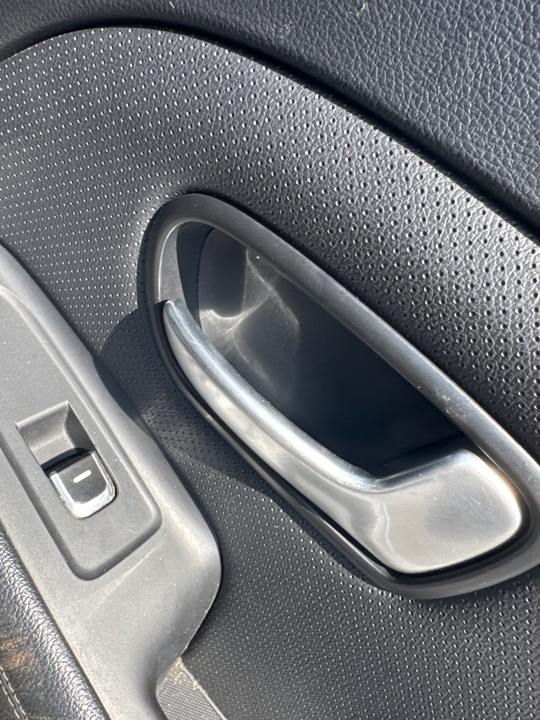 [EPE-105217] Tirador interior puerta trasera derecho Kia Carens IV 2017 TITANIUM SILVER [IM]