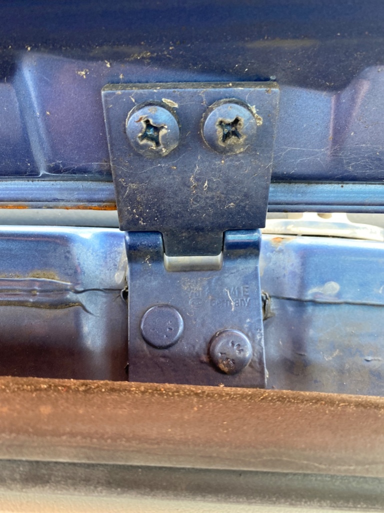 [EPE-107142] Bisagra portón trasero derecha 1997 VW Caravelle Mk IV L5Z Blue