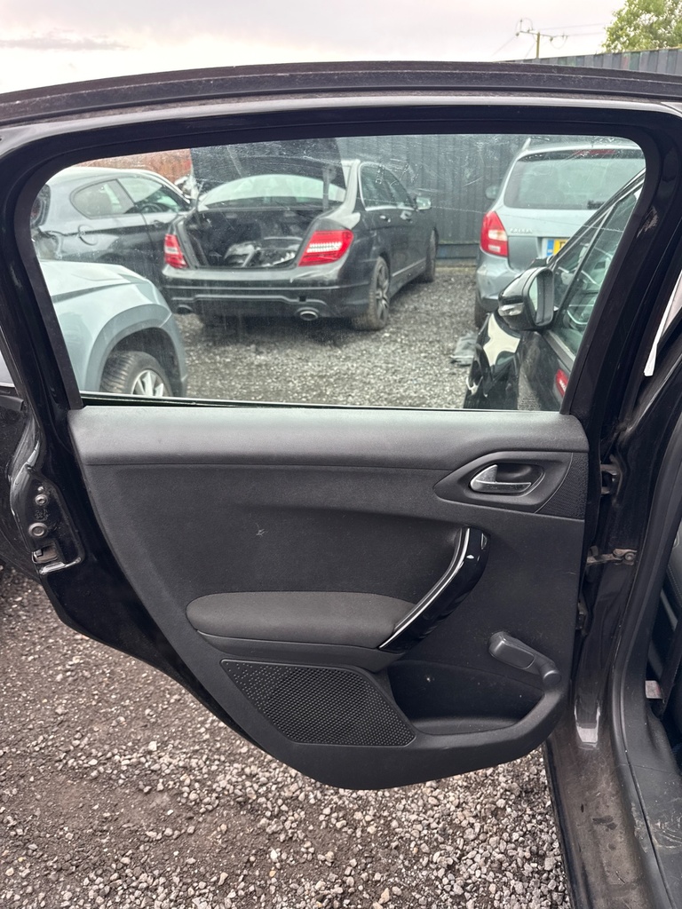 [EPE-107302] Solenoide de cerradura puerta trasera izquierda 2014 Peugeot 208 CA KTV BLACK