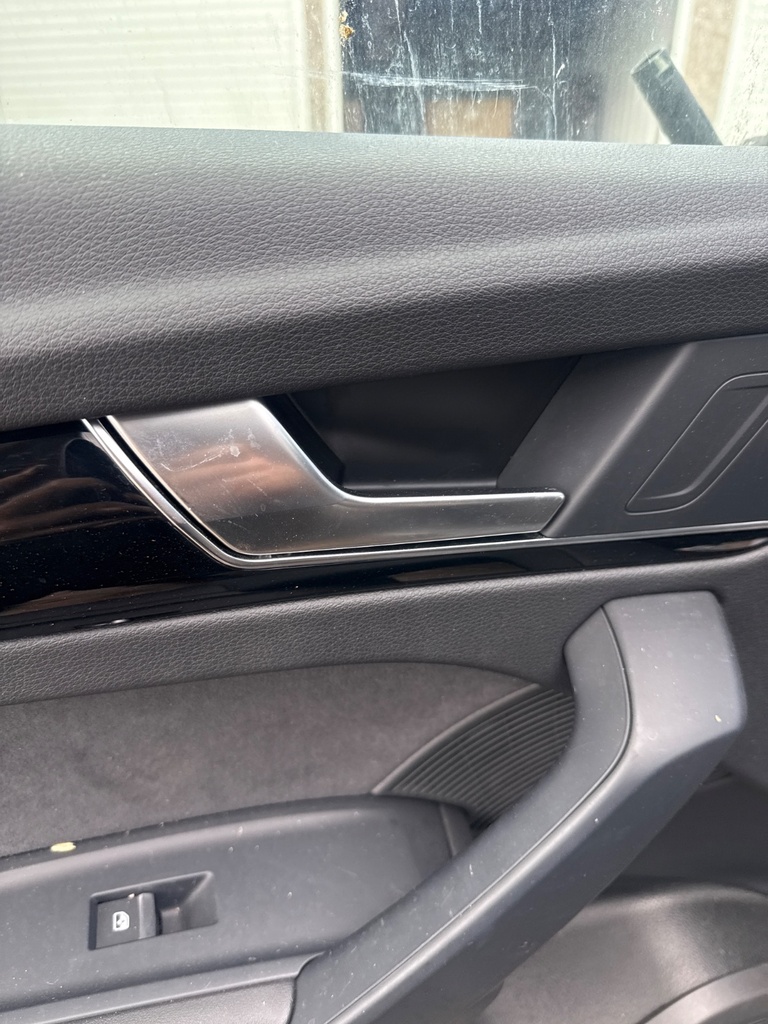 [EPE-107460] Tirador interior puerta delantera izquierda Audi Q5 2023 Z7S Gris