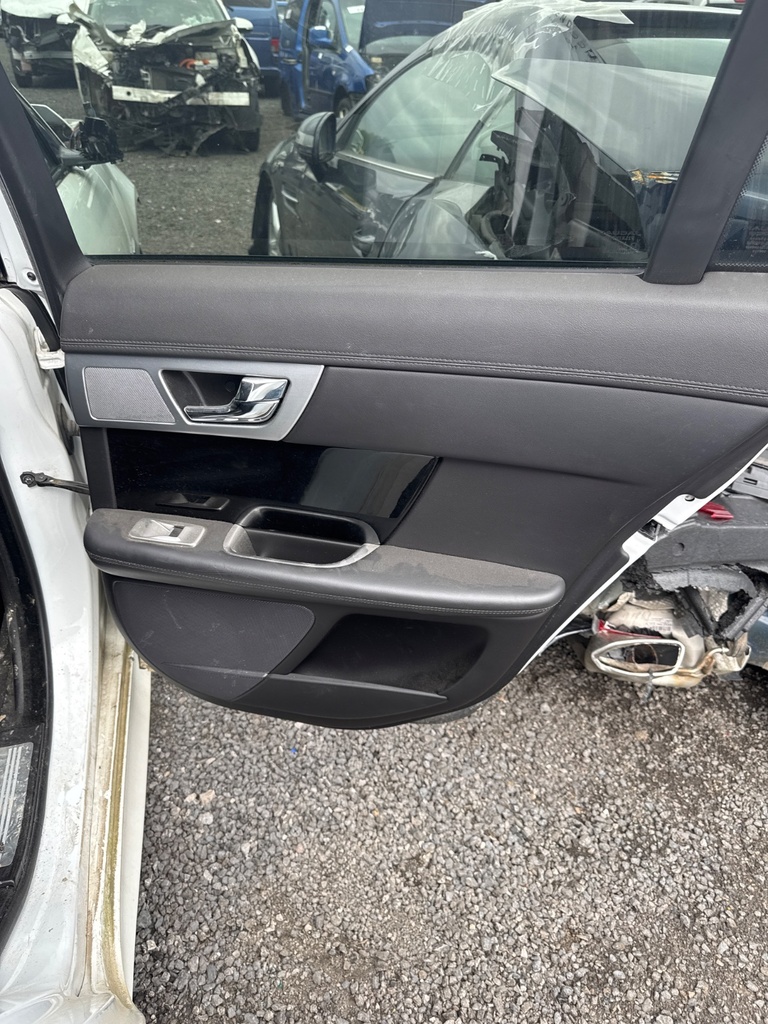 [EPE-109111] Panel interior puerta trasera derecha Jaguar XF 3.0d 2014-2015