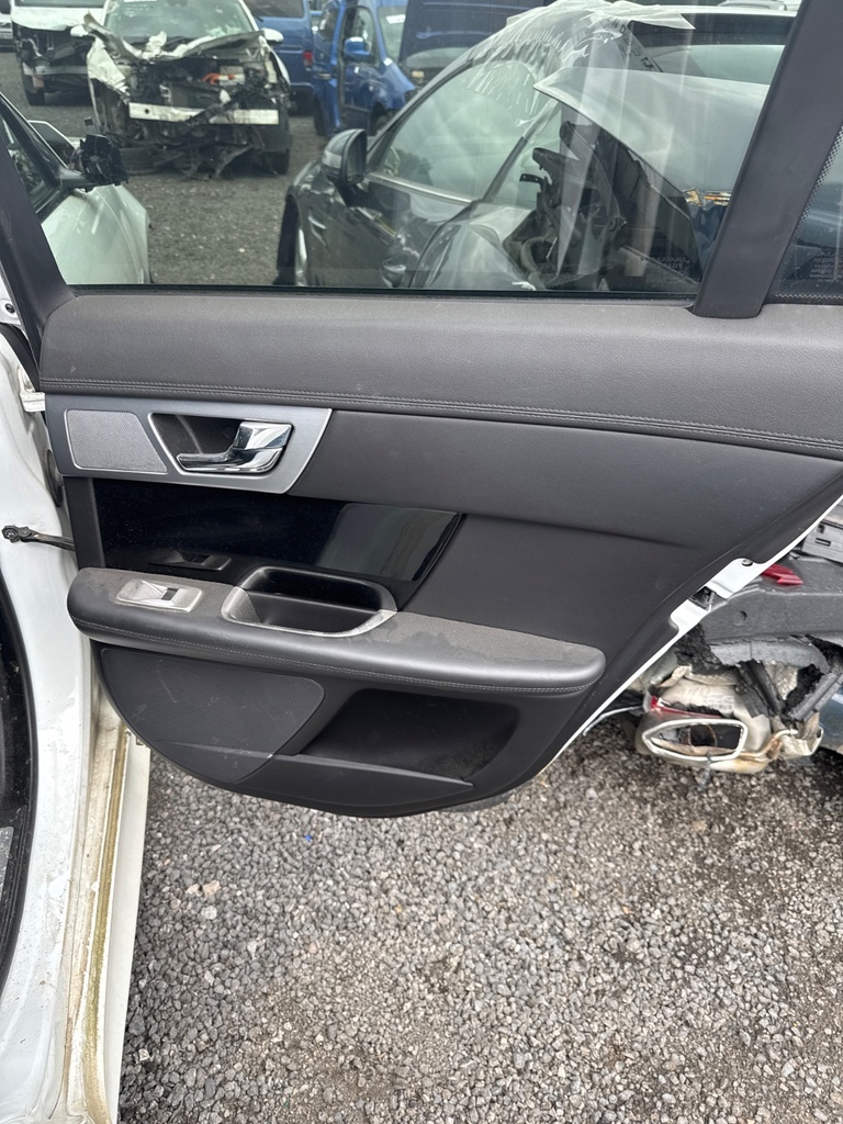 [EPE-109116] Arnés de cables puerta trasera derecha para Jaguar XF 2014 JBC2135