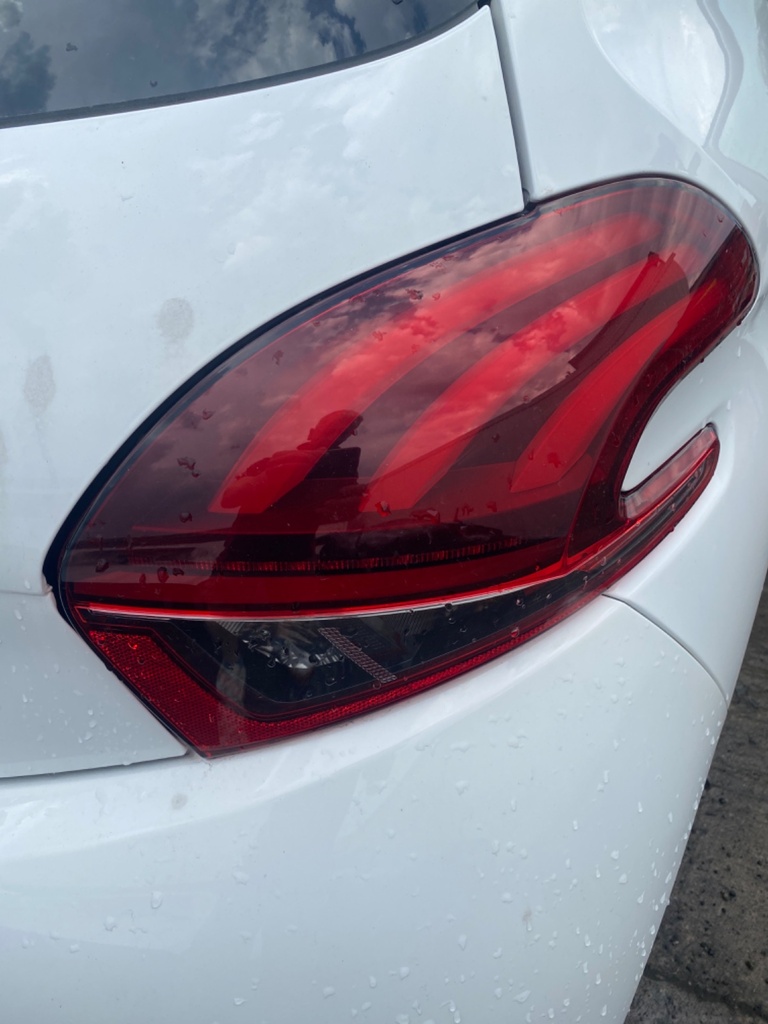 [EPE-110545] Piloto trasero derecho 2018 Peugeot 208 EWP White