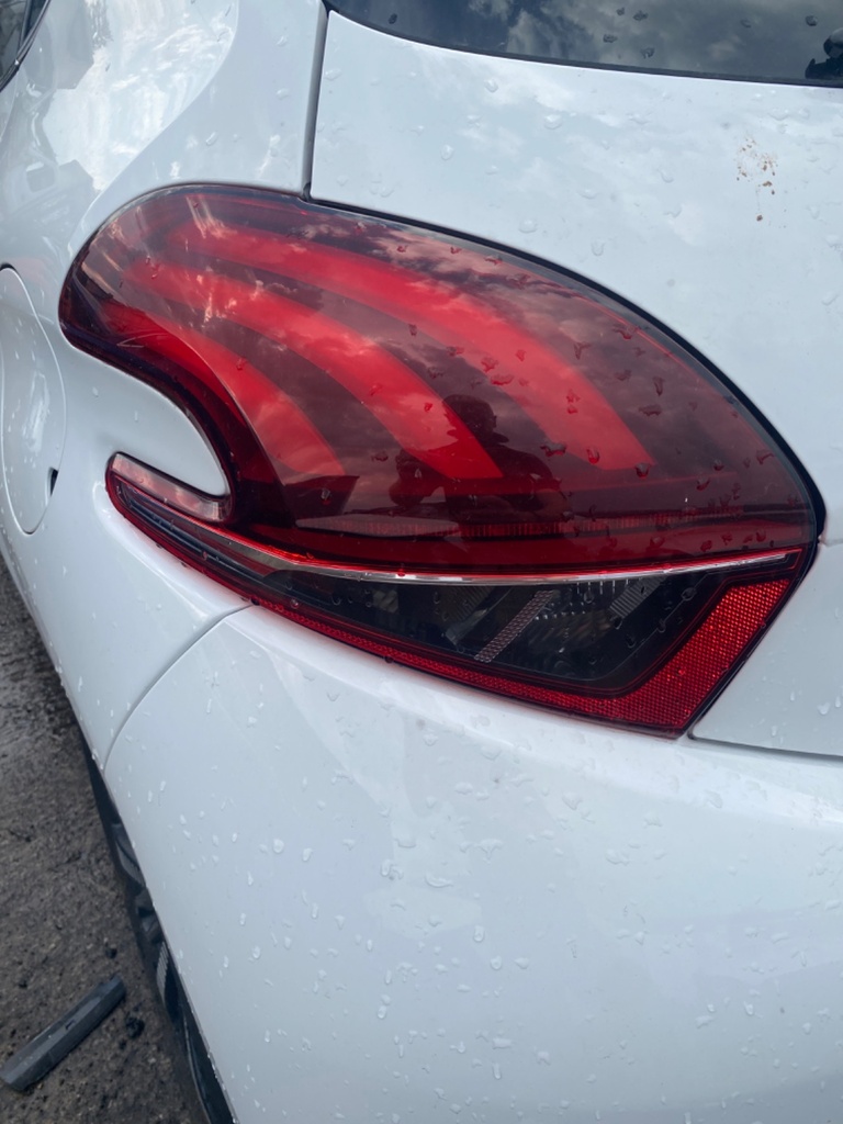 [EPE-110544] Piloto trasero izquierdo completo 2018 Peugeot 208 EWP White