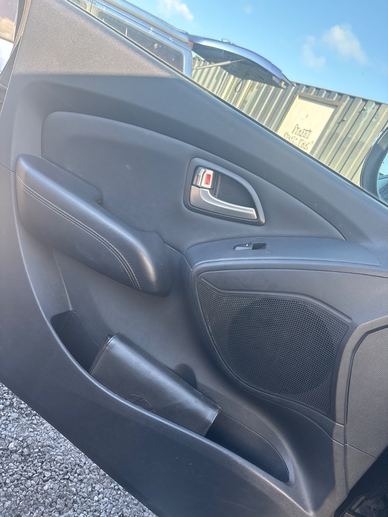 [EPE-110839] Tirador interior puerta delantera izquierda PHANTOM BLACK para Hyundai IX35 2012