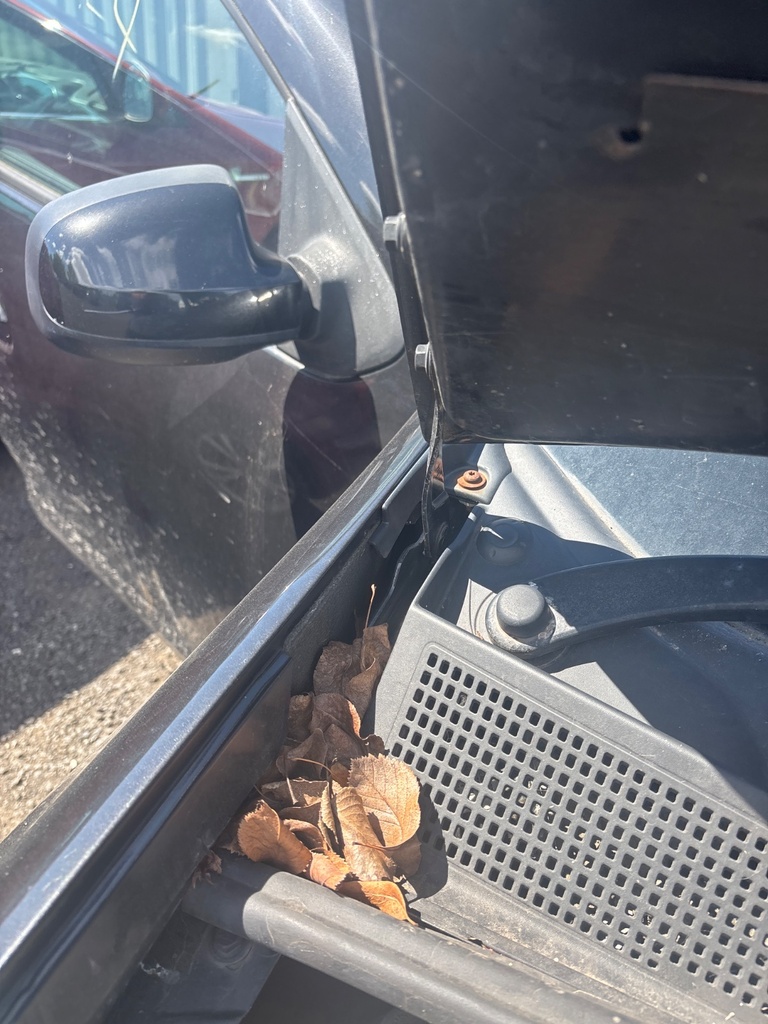 [EPE-111533] Bisagra del capó LH para Dacia Sandero 2014