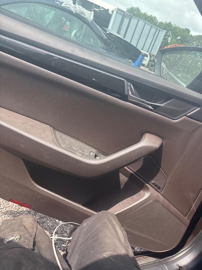 [EPE-112410] Tirador interior puerta delantera izquierda Skoda Superb 2016 F8V brown