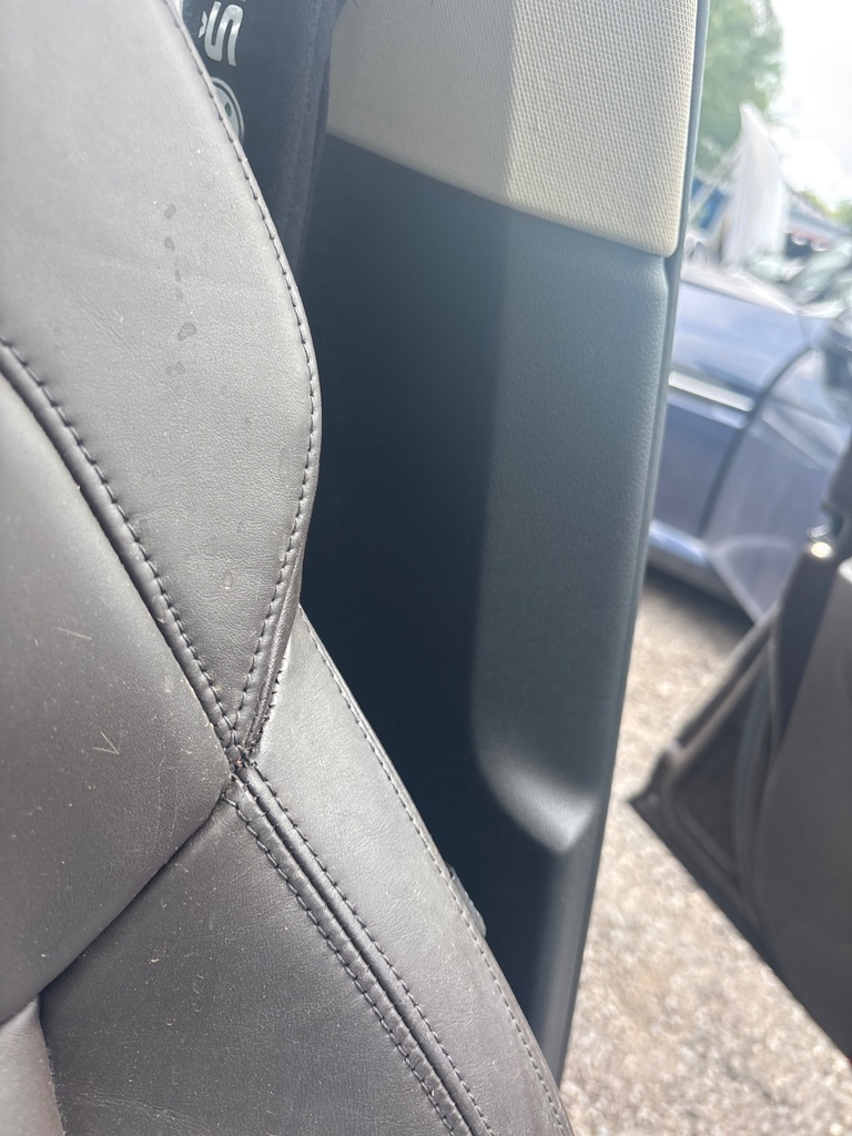 [EPE-112377] Embellecedor pilar B inferior izquierdo Skoda Superb 2016 2.0 TDI (190 CV)