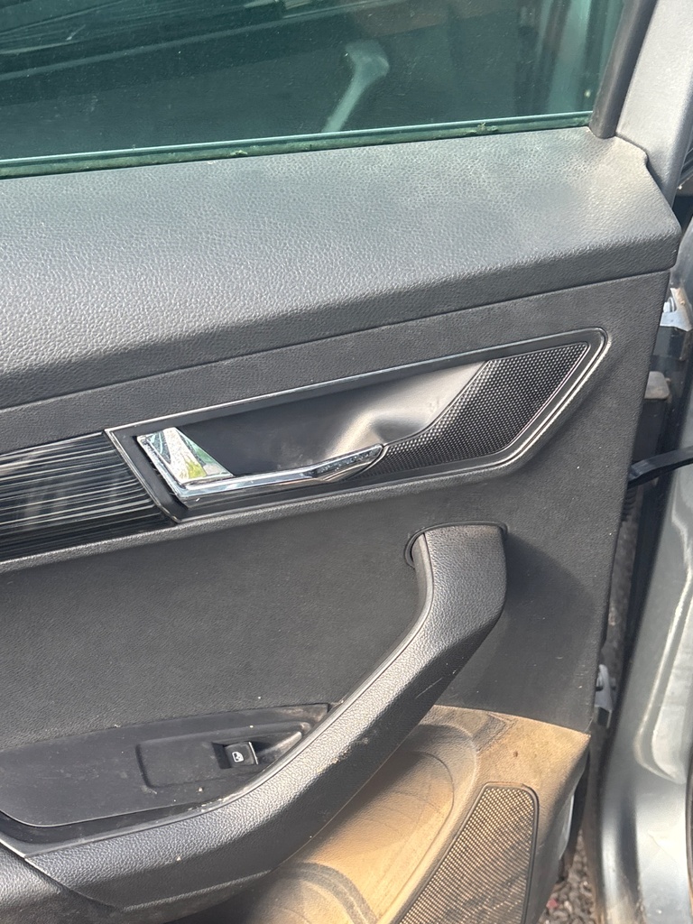 [EPE-115541] Tirador de puerta interior trasero izquierdo Skoda Karoq 2018 F7M gris