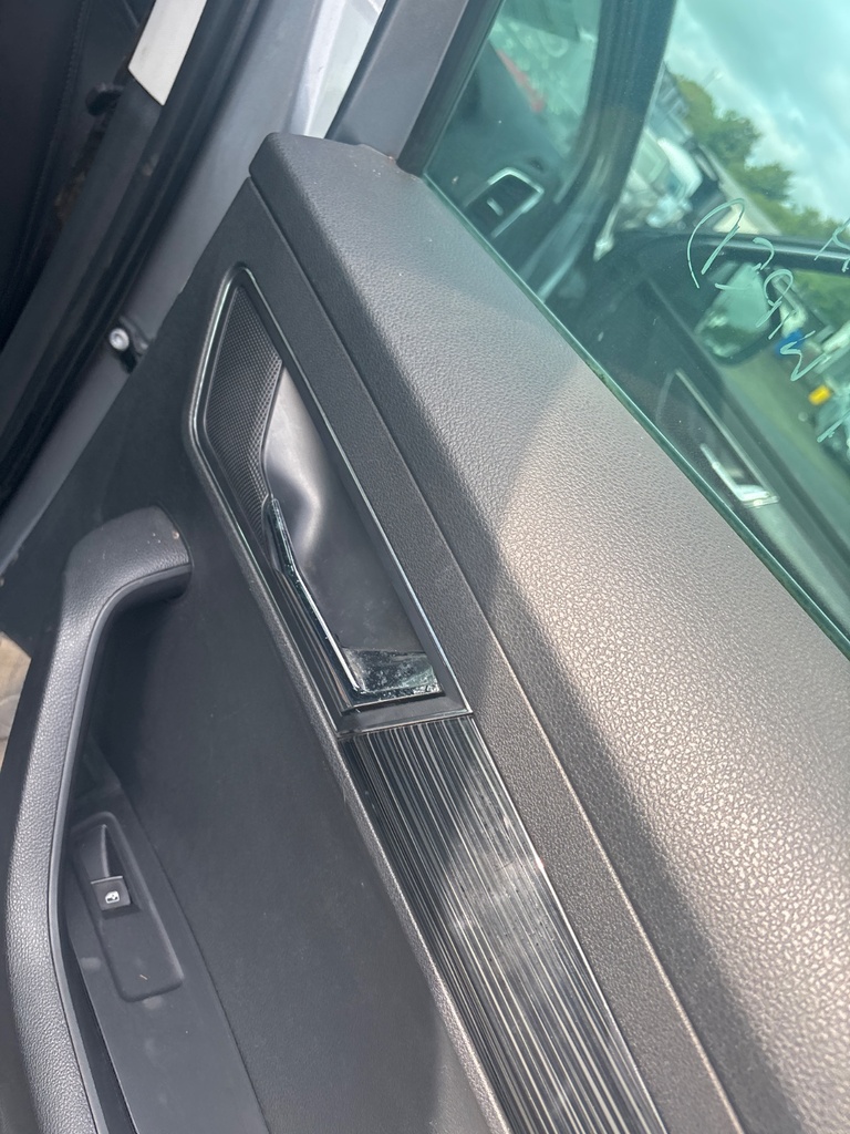 [EPE-115577] Tirador interior puerta trasera derecho Skoda Karoq (2018) DGTE DGT grey