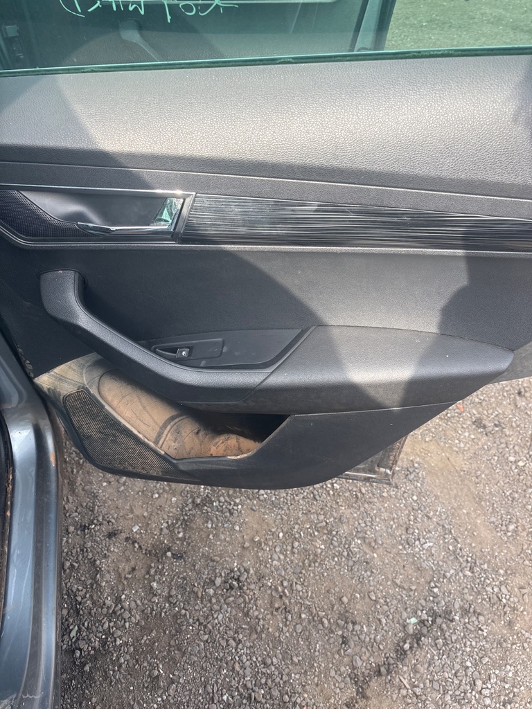 [EPE-115582] Elevador de cristal puerta trasera derecho 2018 Skoda Karoq F7M grey