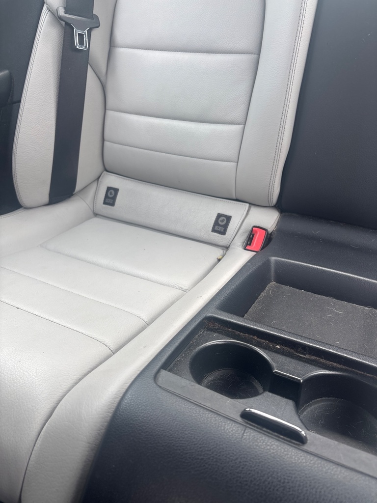 [EPE-116336] Cinturón de seguridad trasero Stalk Fila Central RH Mercedes-Benz C-Class 2013