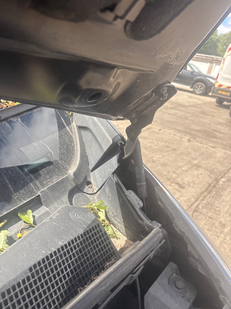 [EPE-117087] Bisagra del capó LH 2016 Renault Trafic III FG