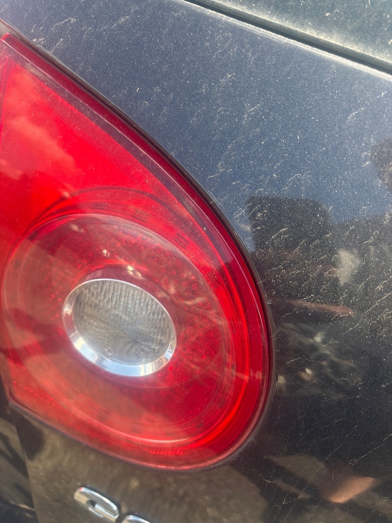 [EPE-118103] Piloto de portón trasero izquierdo VW Golf 2007 Z4 / C9Z black