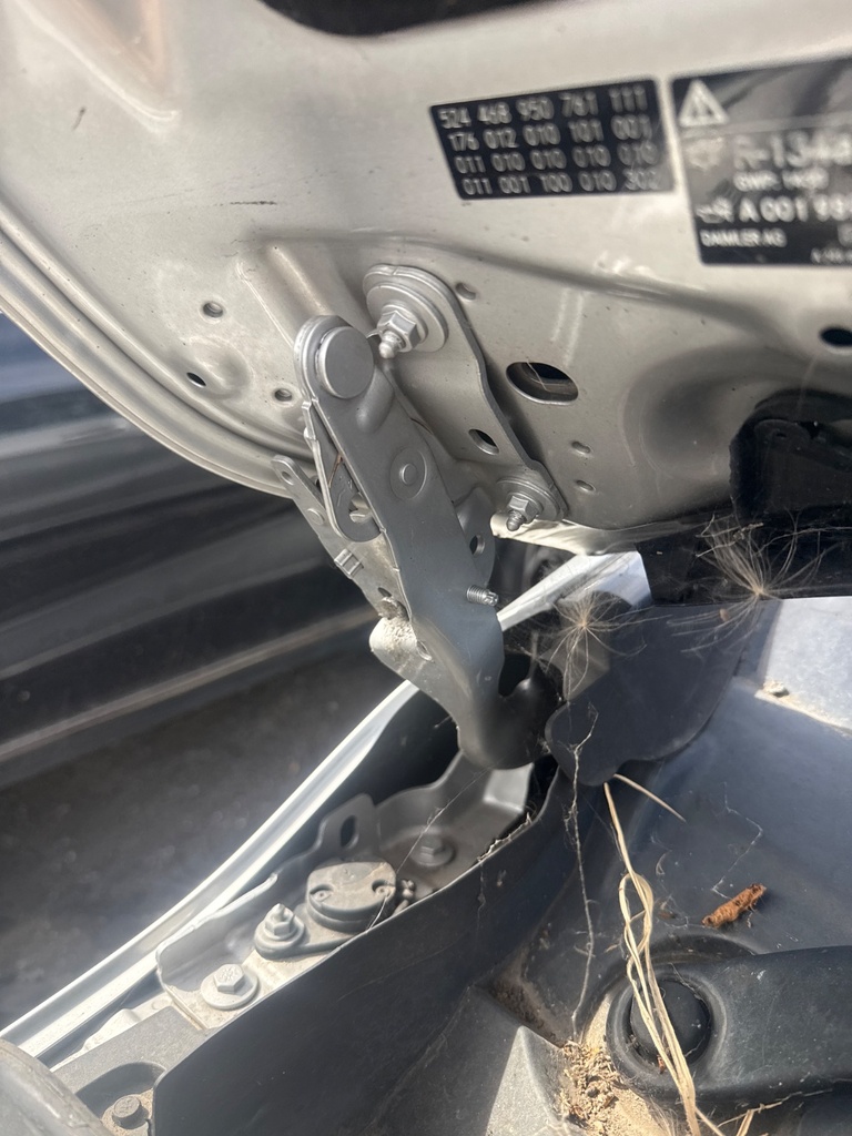 [EPE-120176] Bisagra del capó RH 2016 Mercedes-Benz A-Class 761 silver