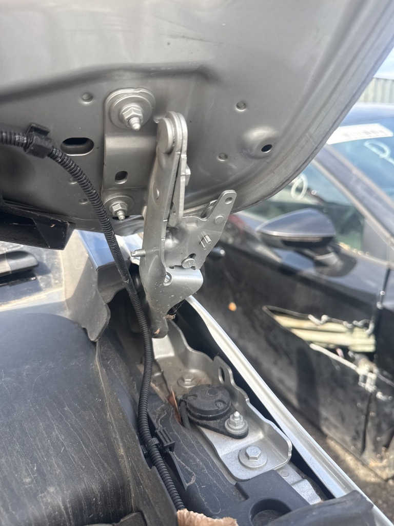 [EPE-120175] Bisagra del capó LH 2016 Mercedes-Benz A-Class 761 silver