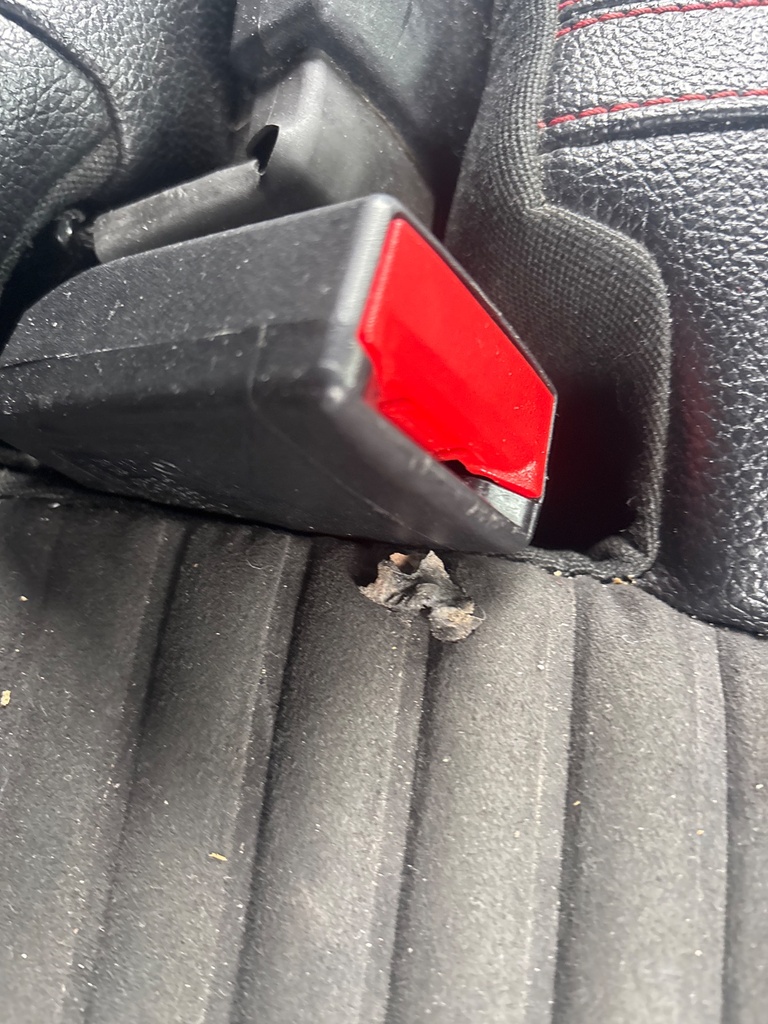 [EPE-122219] Cinturón de seguridad trasero Stalk Fila Central RH Mercedes-Benz CLA 2017