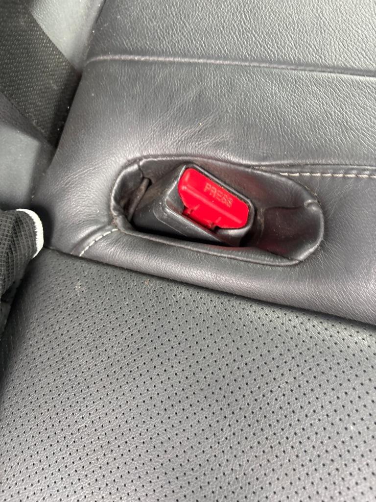 [EPE-122468] Cinturón de seguridad trasero Stalk Fila Central RH Nissan Navara NP300 (2017)