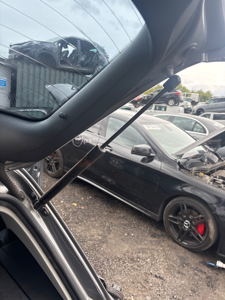 [EPE-122591] Amortiguador portón trasero derecho VW Golf VI 5K1 2010 unitedgrey