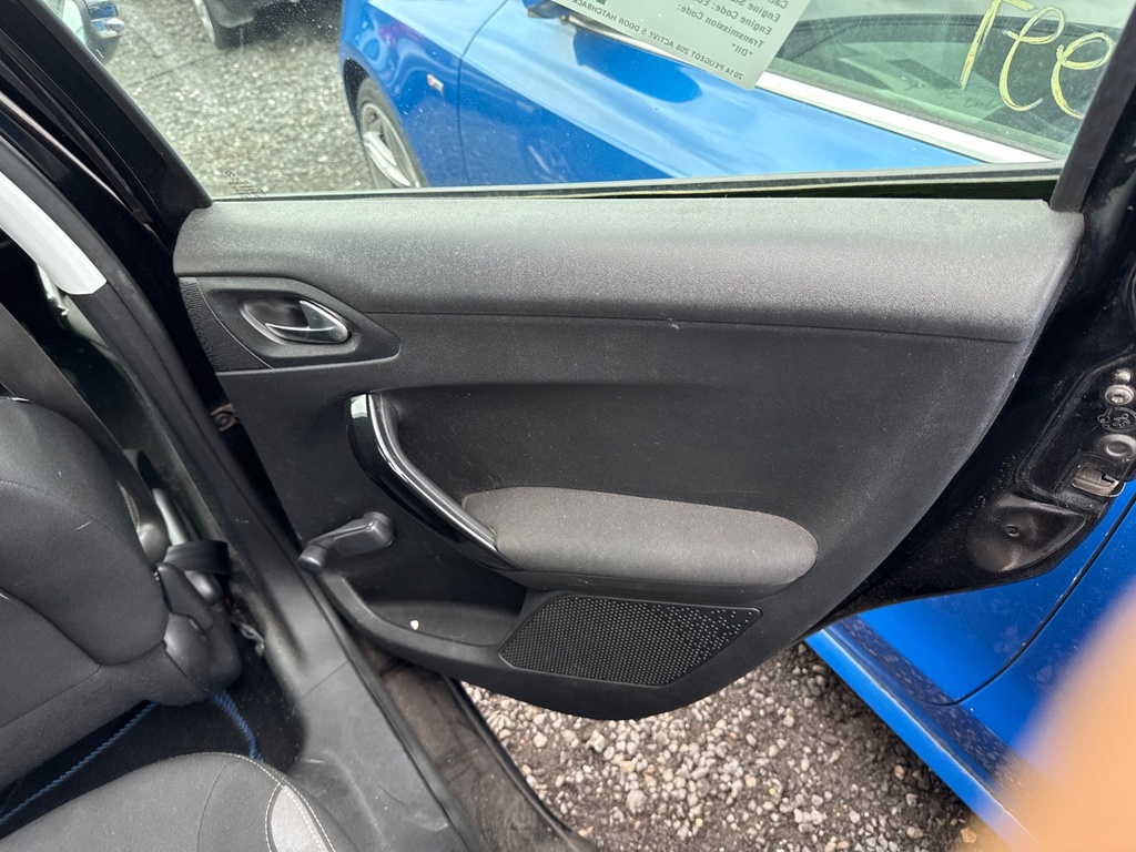 [EPE-107350] Panel interior puerta trasera derecha Peugeot 208 2014 KTV BLACK PEARL PAINT