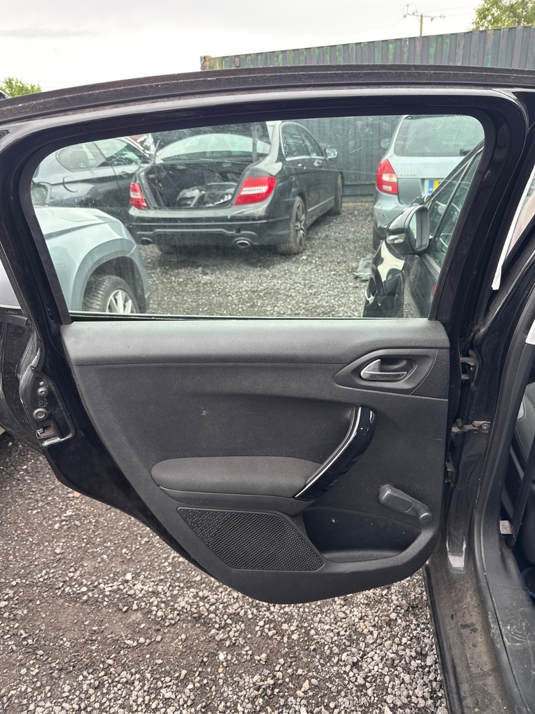 [EPE-107303] Panel interior de puerta trasera izquierdo Peugeot 208 CA KTV BLACK PEARL 2014