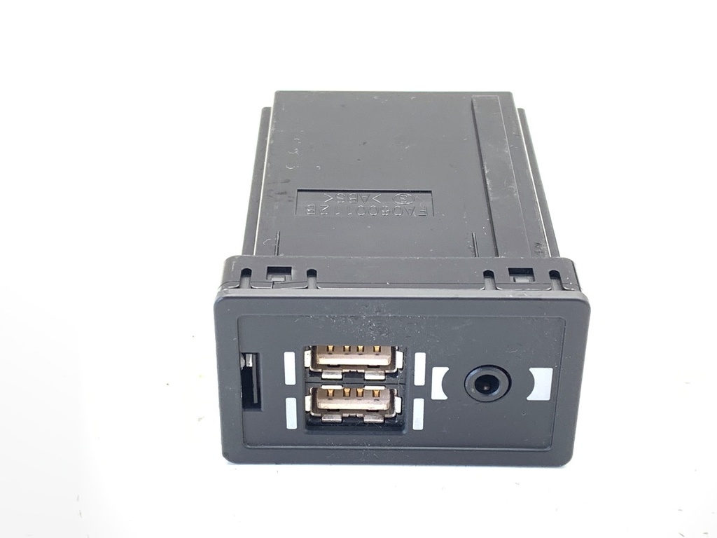 [STARK-862525] Puerto USB Lexus IS III