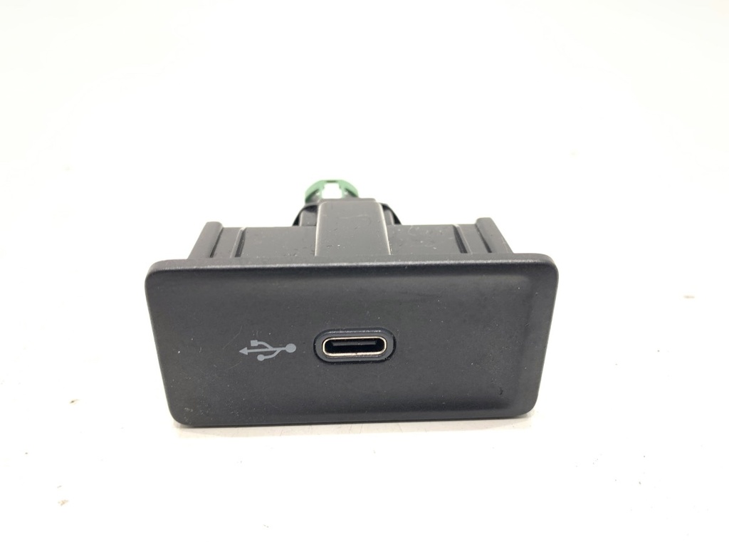 [STARK-884391] Puerto USB VW Passat B8