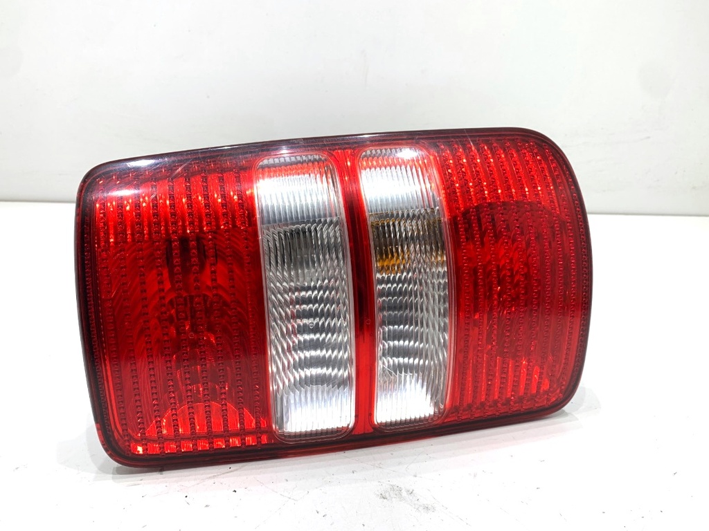 [STARK-831838] Piloto trasero derecho VW CADDY III 2004-2015