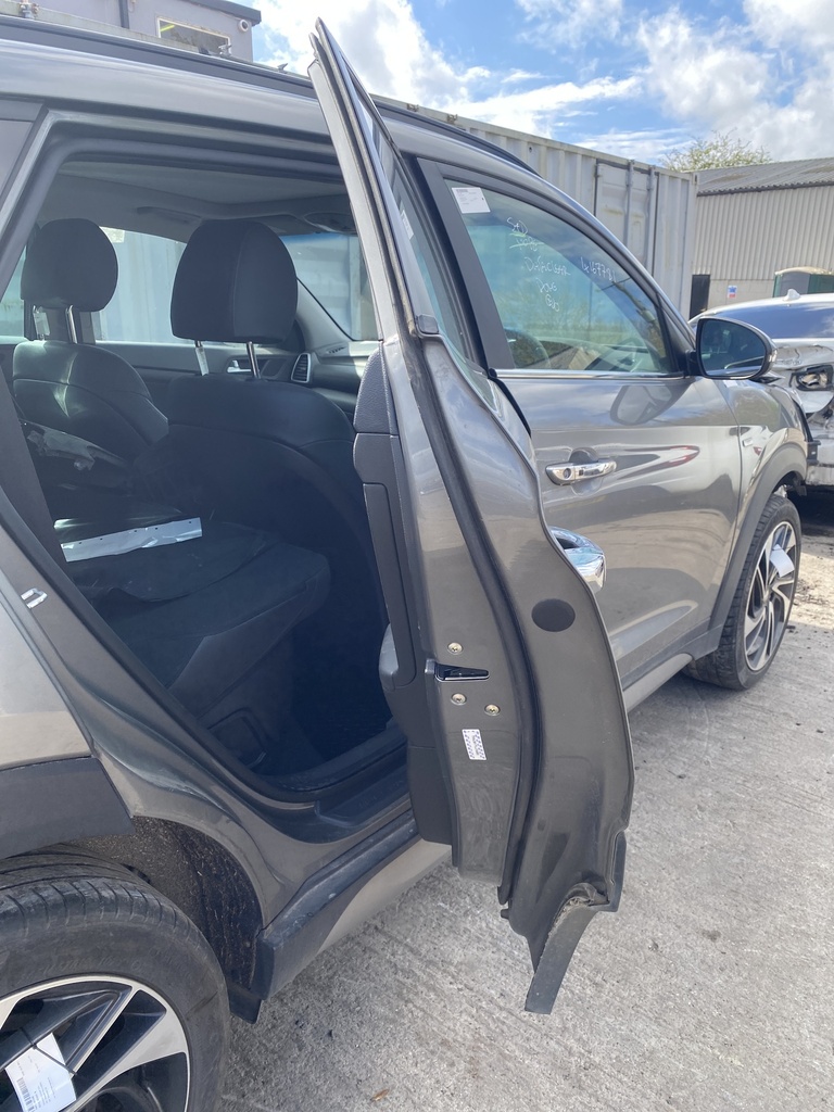 [EPE-101044] Puerta trasera derecha HYUNDAI TUCSON