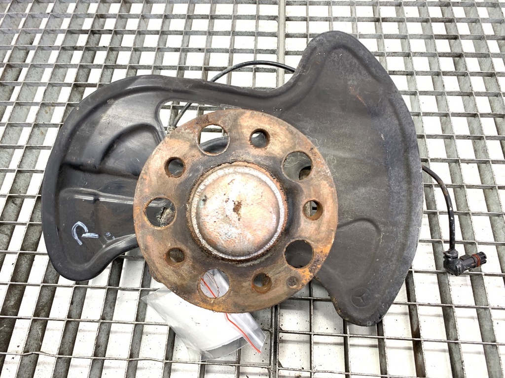 [STARK-771356] Cubo de rueda delantero derecho Mercedes-Benz Clase C (W204) 2007-2015