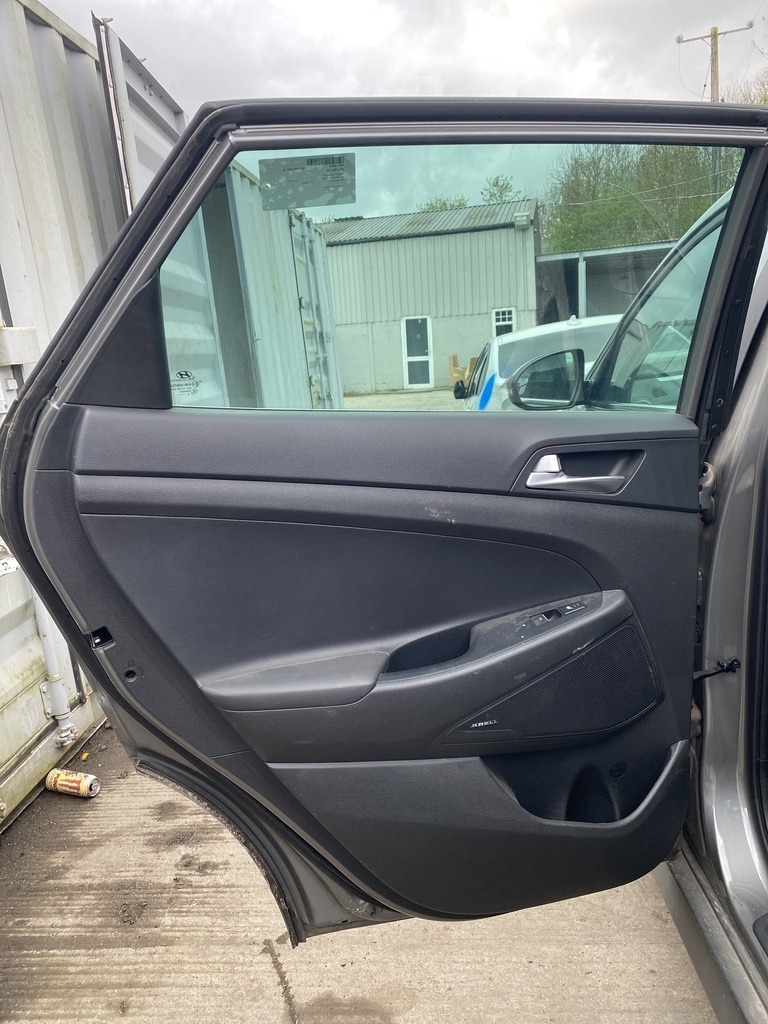 [EPE-101046] Puerta trasera izquierda HYUNDAI TUCSON