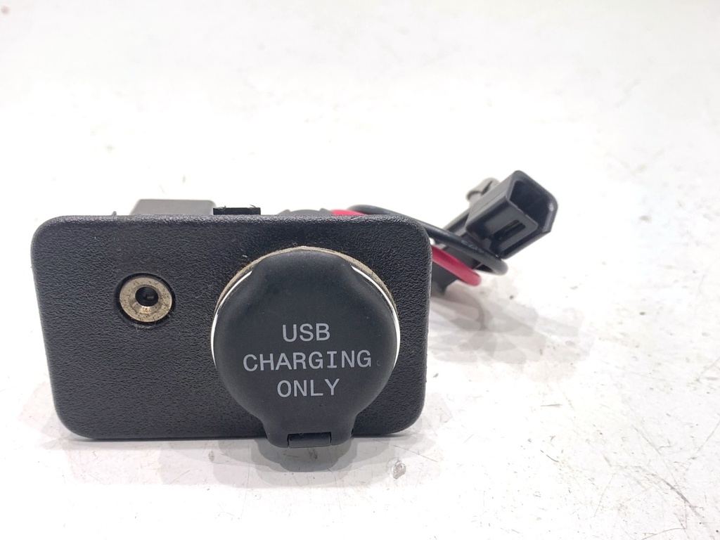 [STARK-839835] Puerto USB para FORD TRANSIT COURIER B460 2014-2022
