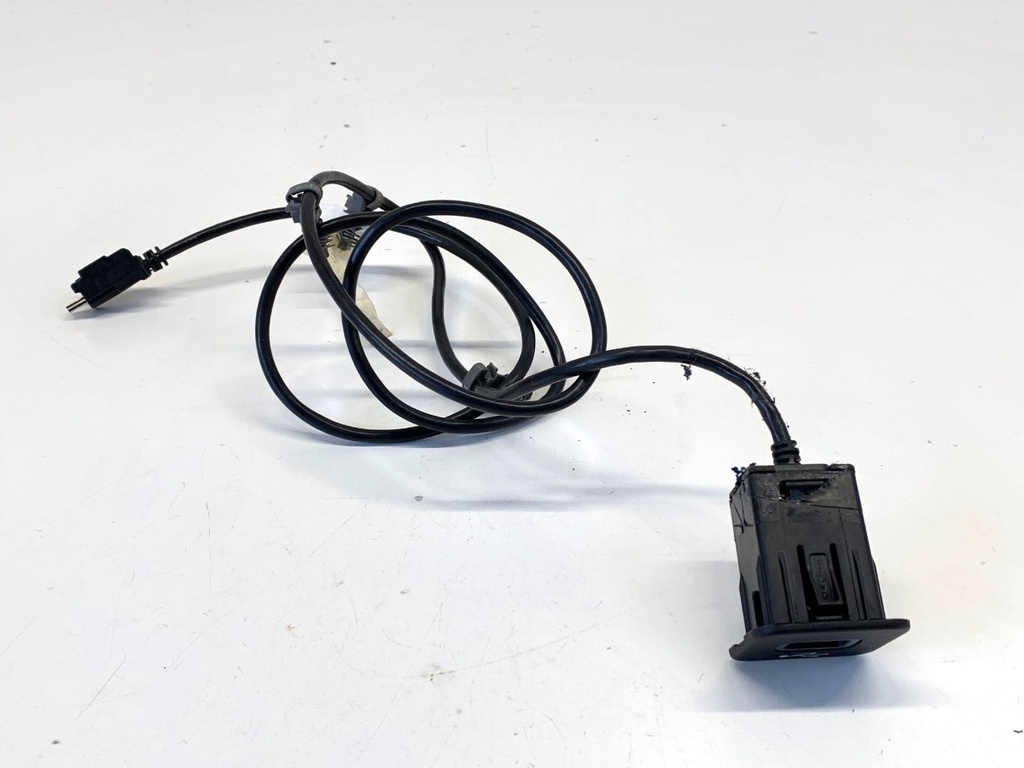 [STARK-876273] Puerto USB Jeep Cherokee (KL) 2013-2022