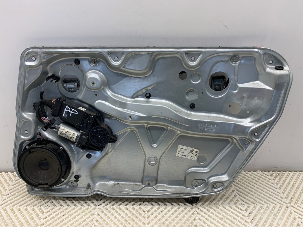 [STARK-905121] Elevalunas delantero derecho VW Passat B5.5 (3B3) 2000-2005