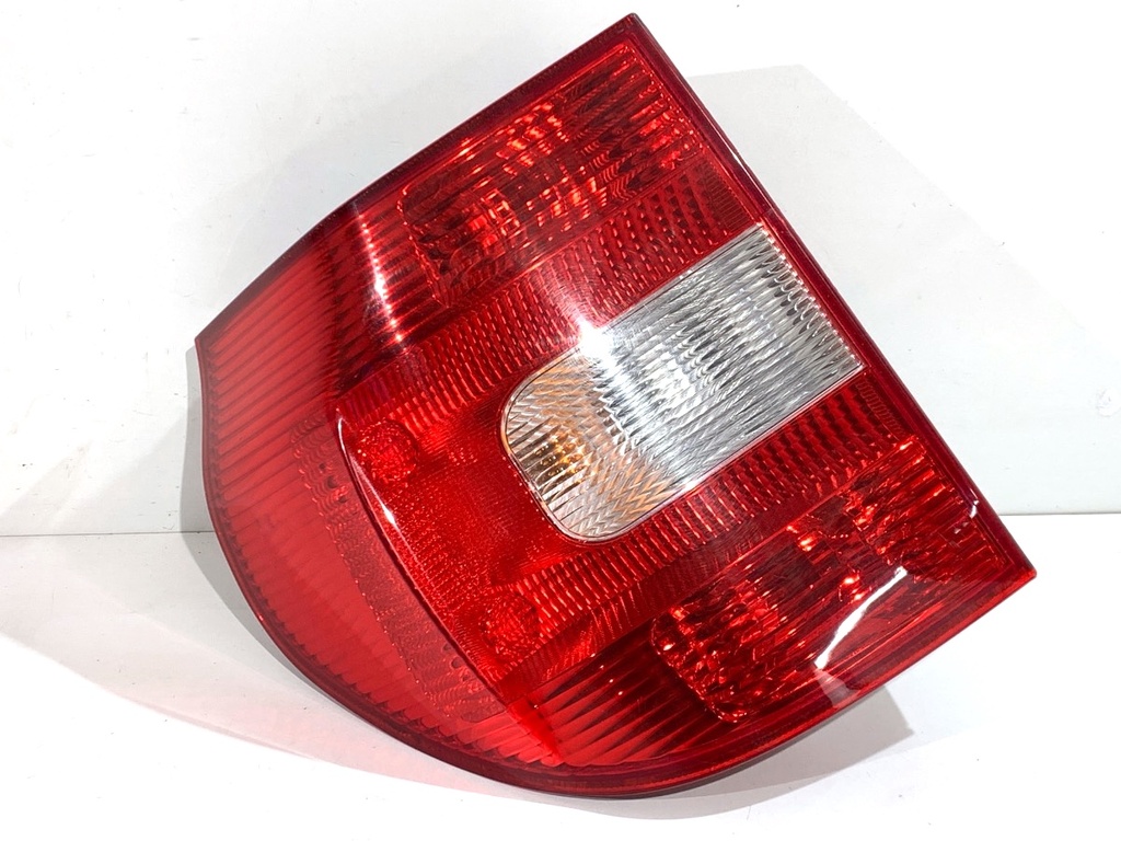 [STARK-831139] Piloto trasero izquierdo SKODA YETI (5L) 2009-2017