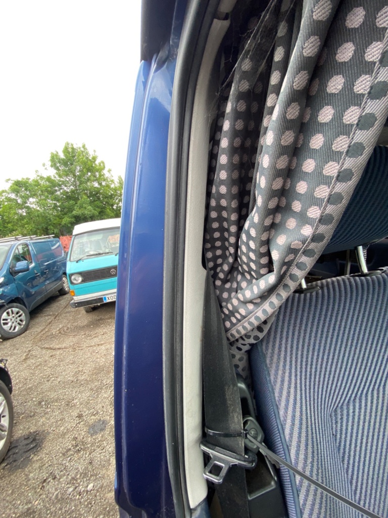 [EPE-107110] Embellecedor Pilar B VW Caravelle Mk IV 2,4