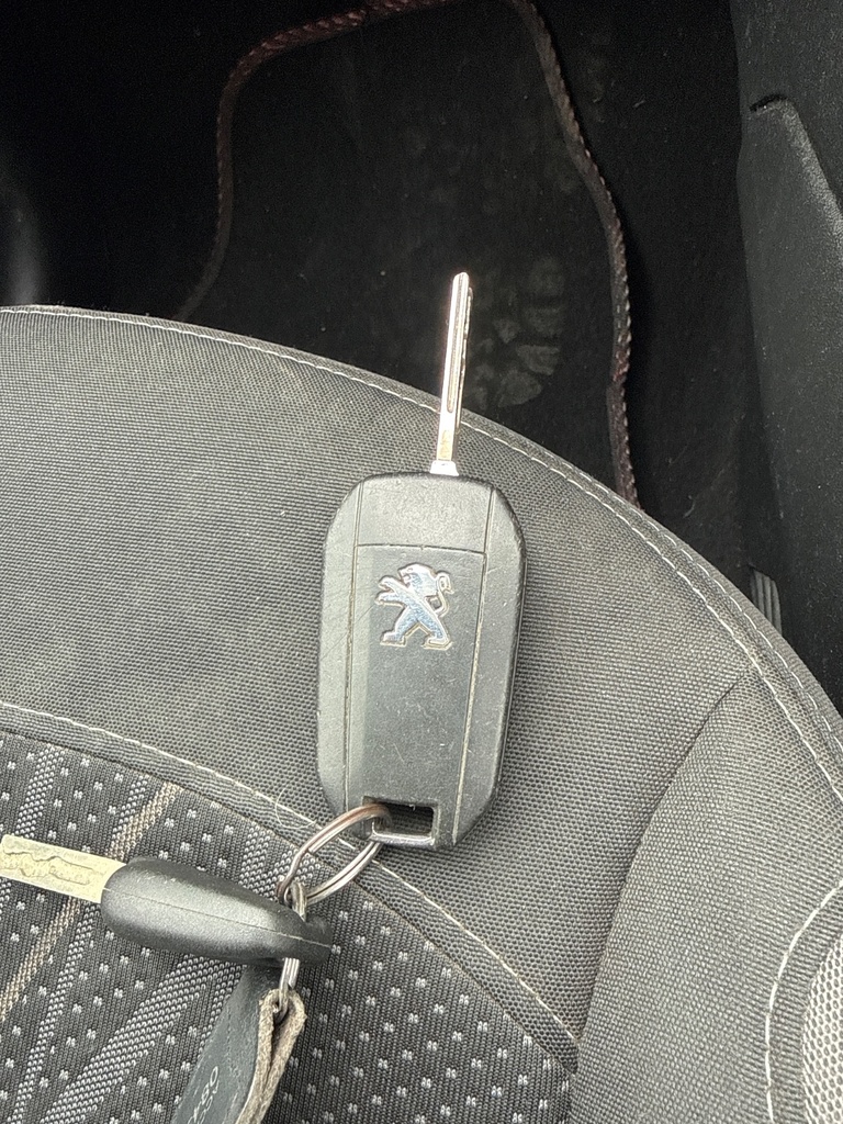 [EPE-107249] Llave 2014 Peugeot 208 CA 1.2 HMZ HM01