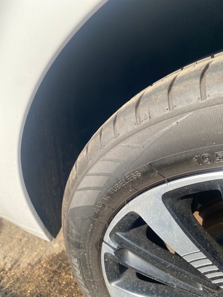 [EPE-110574] Moldura paso de rueda trasero izquierdo Peugeot 208 1.2 PureTech 2018