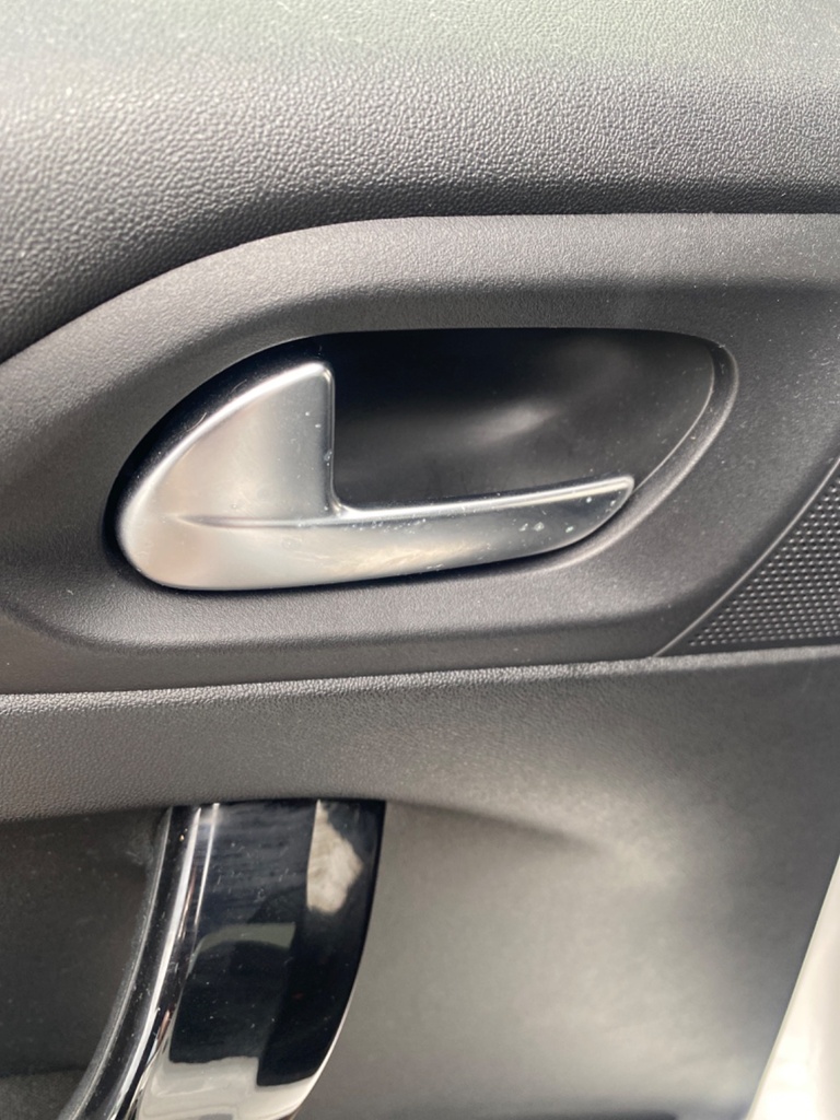[EPE-110552] Tirador de puerta trasero interior izquierdo para Peugeot 208 2018 EWP White
