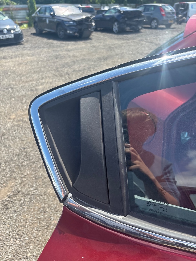 [EPE-111756] Tirador exterior puerta trasera derecha Alfa Romeo Giulietta 2010 ROSSO